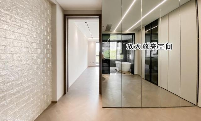 “小黑屋”衣帽间，连拆3堵墙装玻璃砖，完工变大，至少亮了2倍！