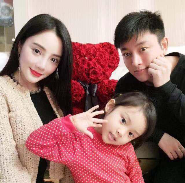 李小璐|李小璐与贾乃亮一同穿情路装现身疑似复合？知情人称其女儿遇到心理问题