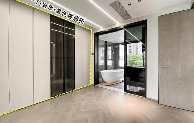 “小黑屋”衣帽间，连拆3堵墙装玻璃砖，完工变大，至少亮了2倍！