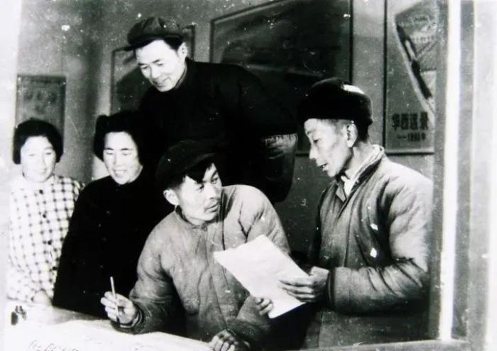 从全村人均奔驰到负债打工，华西村的经历拍成电影都没人敢信。