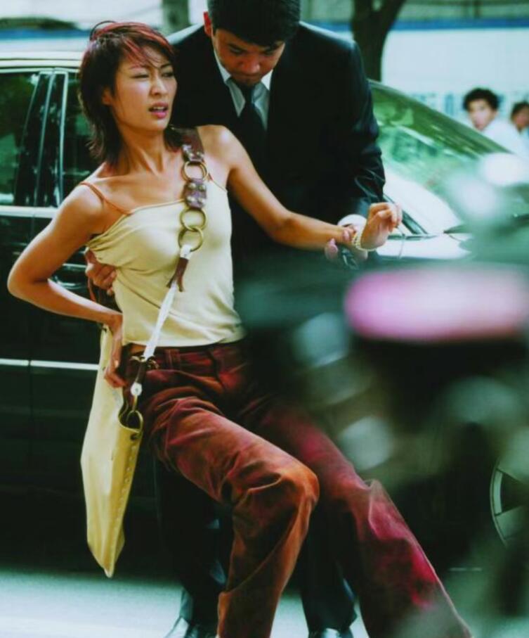 管虎|管虎婚变风波后续：丁昱彤微博被删，离开北京