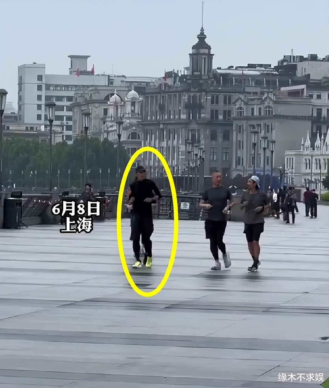 周润发|68岁周润发出席活动，暴瘦沧桑、满脸褶子，捐56亿穿得很朴实