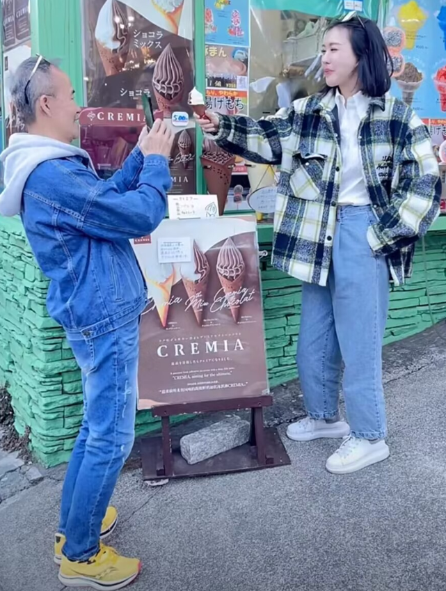 田朴珺|王石一家三口游日本,田朴珺吃雪糕偎依老公怀里撒娇,爱女未出镜