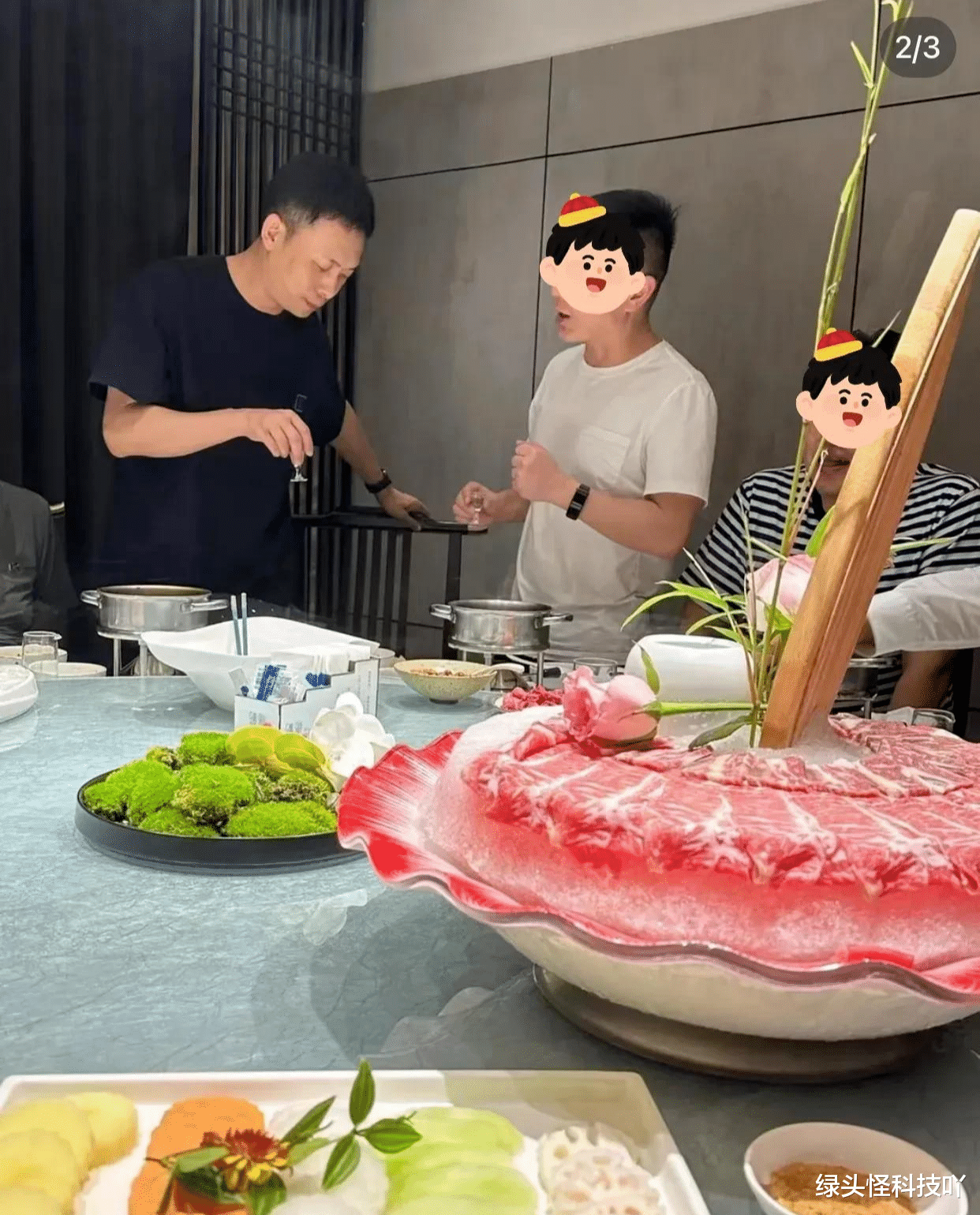 张译|张译近照曝光！参加豪华酒局，弯腰敬酒太卑微，穿千元短袖引争议