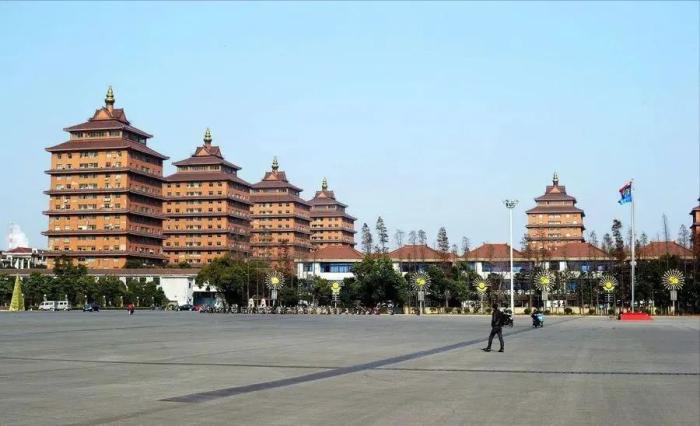 从全村人均奔驰到负债打工,华西村的经历拍成电影都没人敢信。