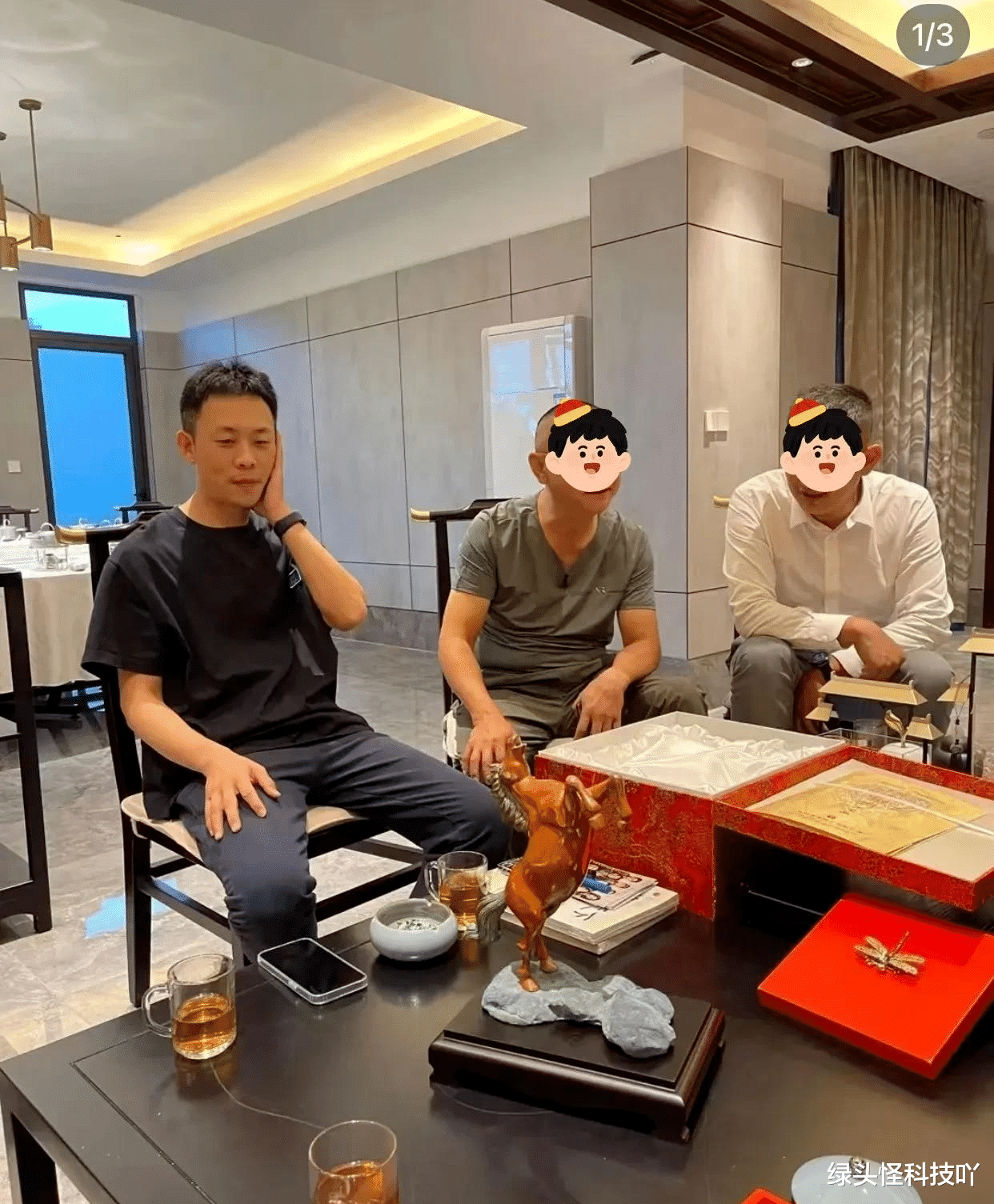 张译|张译近照曝光！参加豪华酒局，弯腰敬酒太卑微，穿千元短袖引争议