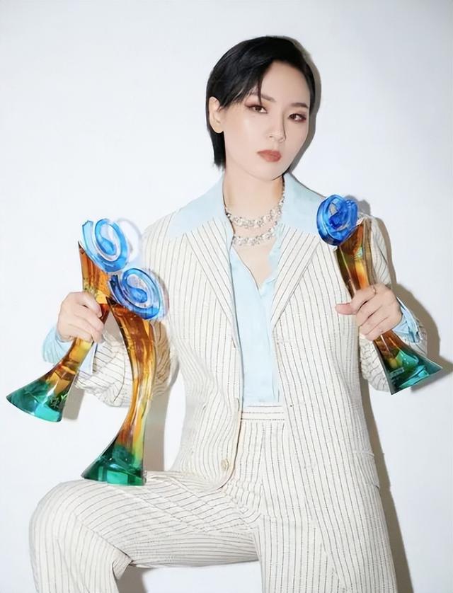 香港这一夜，李宇春的“遮羞布”被周笔畅一把扯下