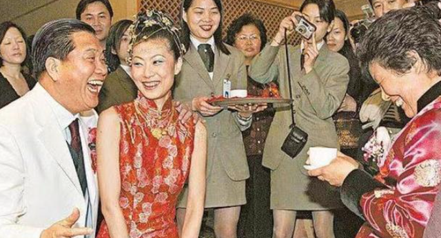 大湾区这一晚，66岁的“港圈大佬”万梓良，活成了一个笑话