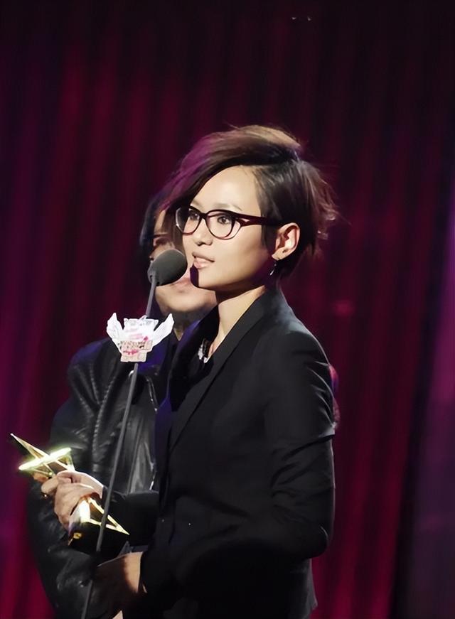 香港这一夜，李宇春的“遮羞布”被周笔畅一把扯下