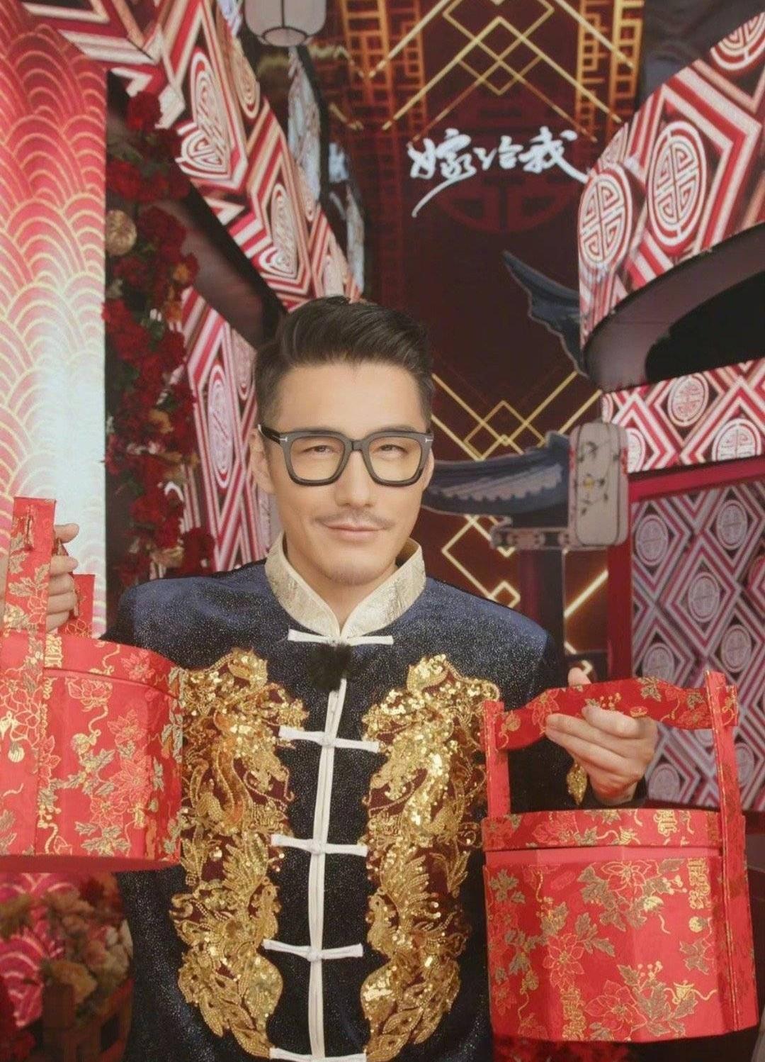 |演员胡兵官宣恋情！信息量太大惹争议，陪伴30年的爱人疑似是男性