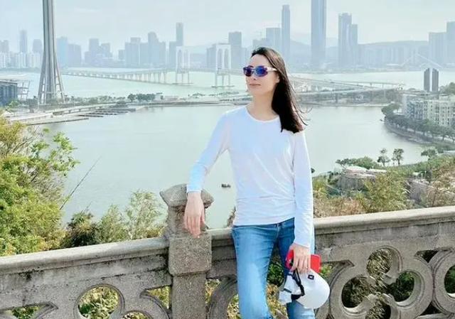 欧美明星|梁洛施坐豪车晒婚戒,看起来胖了!怀疑与李泽楷恋情有新进展