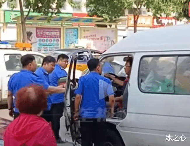 素素|河北一城管打骂货车司机“惩罚”结果出来后,引发公众不满