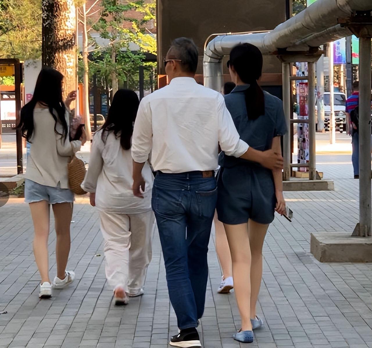 田朴珺|王石一家三口游日本,田朴珺吃雪糕偎依老公怀里撒娇,爱女未出镜