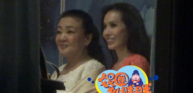 大小S被爆料吸毒后张兰火速开播带货与商界女大佬们夜晚聚餐