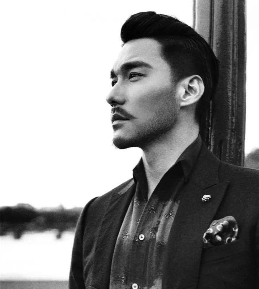 |演员胡兵官宣恋情！信息量太大惹争议，陪伴30年的爱人疑似是男性