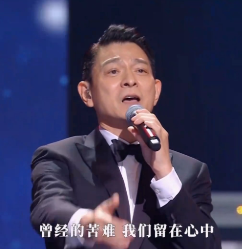 大湾区这一晚，66岁的“港圈大佬”万梓良，活成了一个笑话