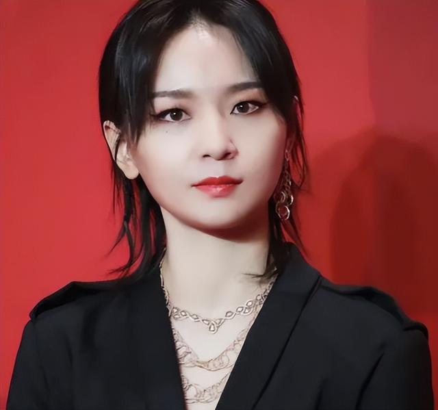 香港这一夜，李宇春的“遮羞布”被周笔畅一把扯下