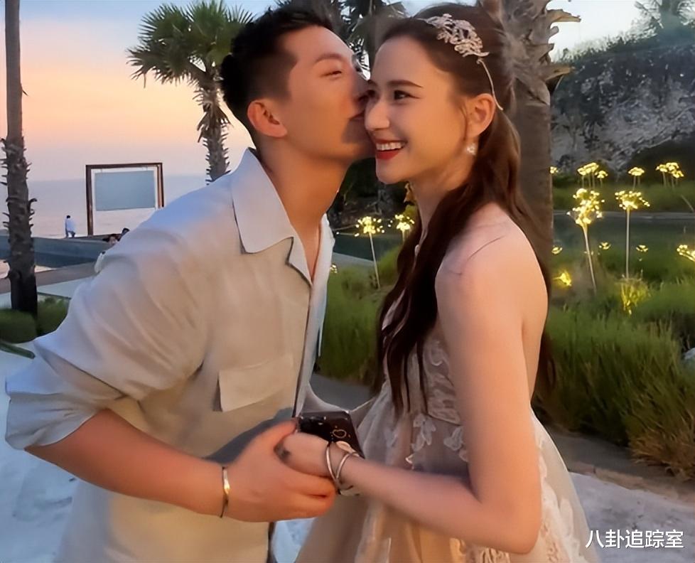 何超莲|何超莲成窦太后迎32岁生日,穿宽松背带裤疑怀孕,扬言生支足球队