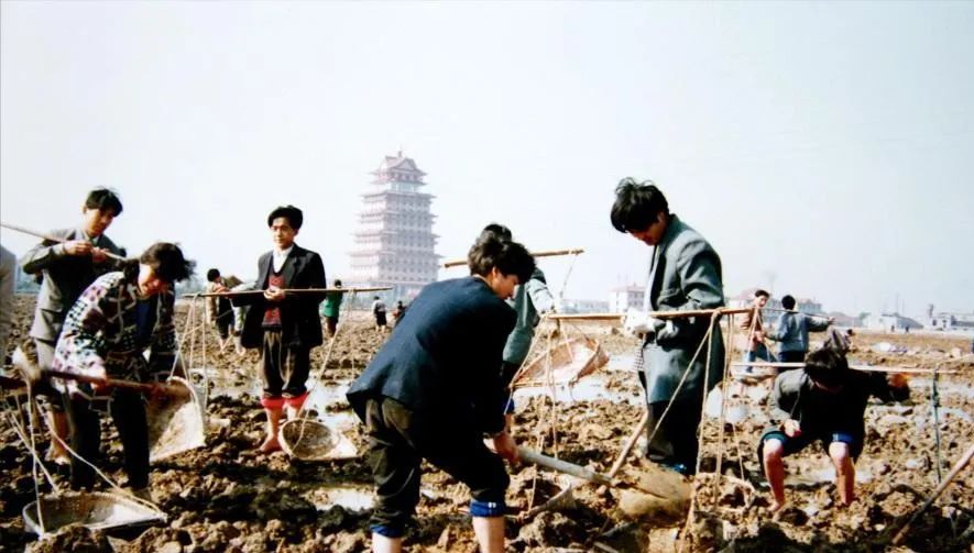 从全村人均奔驰到负债打工,华西村的经历拍成电影都没人敢信。