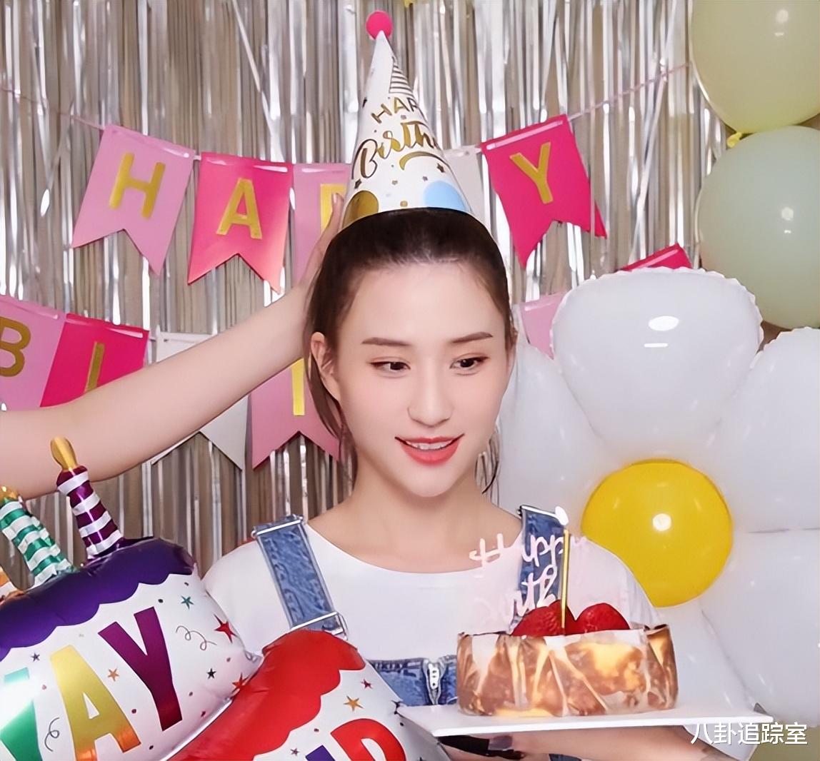 何超莲|何超莲成窦太后迎32岁生日,穿宽松背带裤疑怀孕,扬言生支足球队
