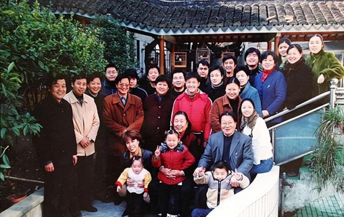 从全村人均奔驰到负债打工,华西村的经历拍成电影都没人敢信。