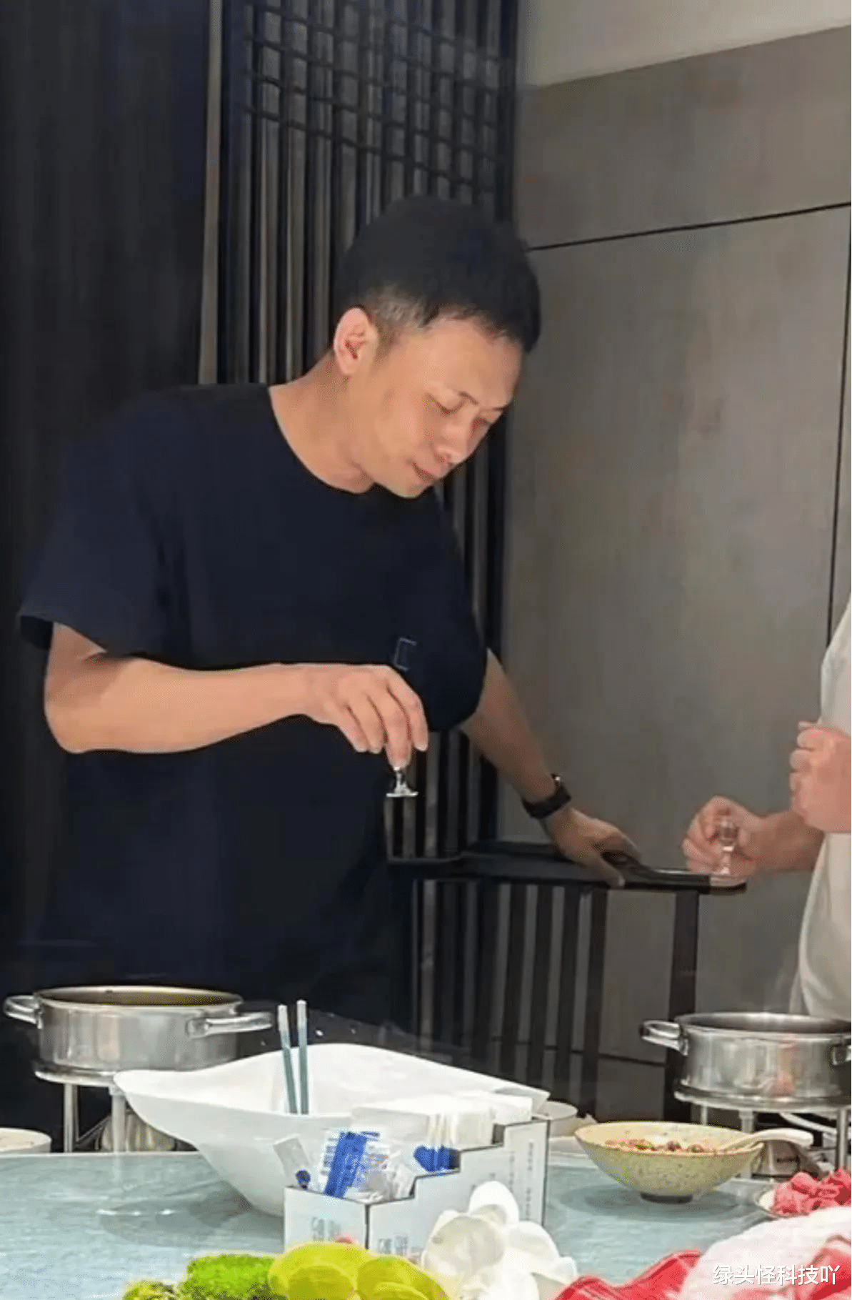 张译|张译近照曝光！参加豪华酒局，弯腰敬酒太卑微，穿千元短袖引争议