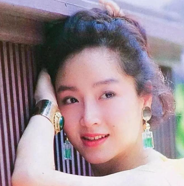 大湾区这一晚，66岁的“港圈大佬”万梓良，活成了一个笑话