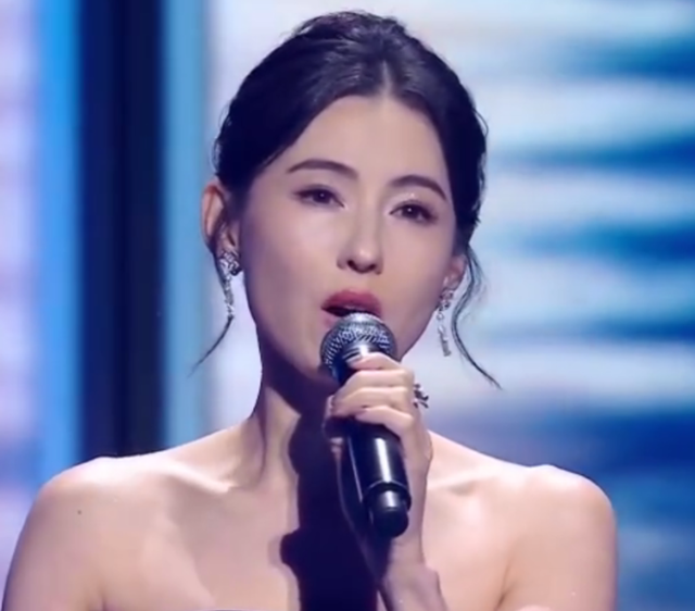 大湾区这一晚，66岁的“港圈大佬”万梓良，活成了一个笑话