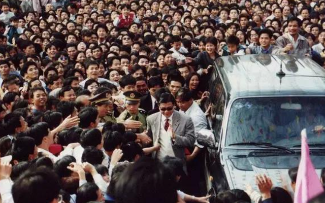 大湾区这一晚，66岁的“港圈大佬”万梓良，活成了一个笑话