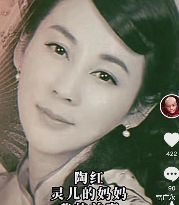 陶红去世后,乐嘉携10岁女儿旅游,父女俩同床睡,贴身搂抱、亲吻