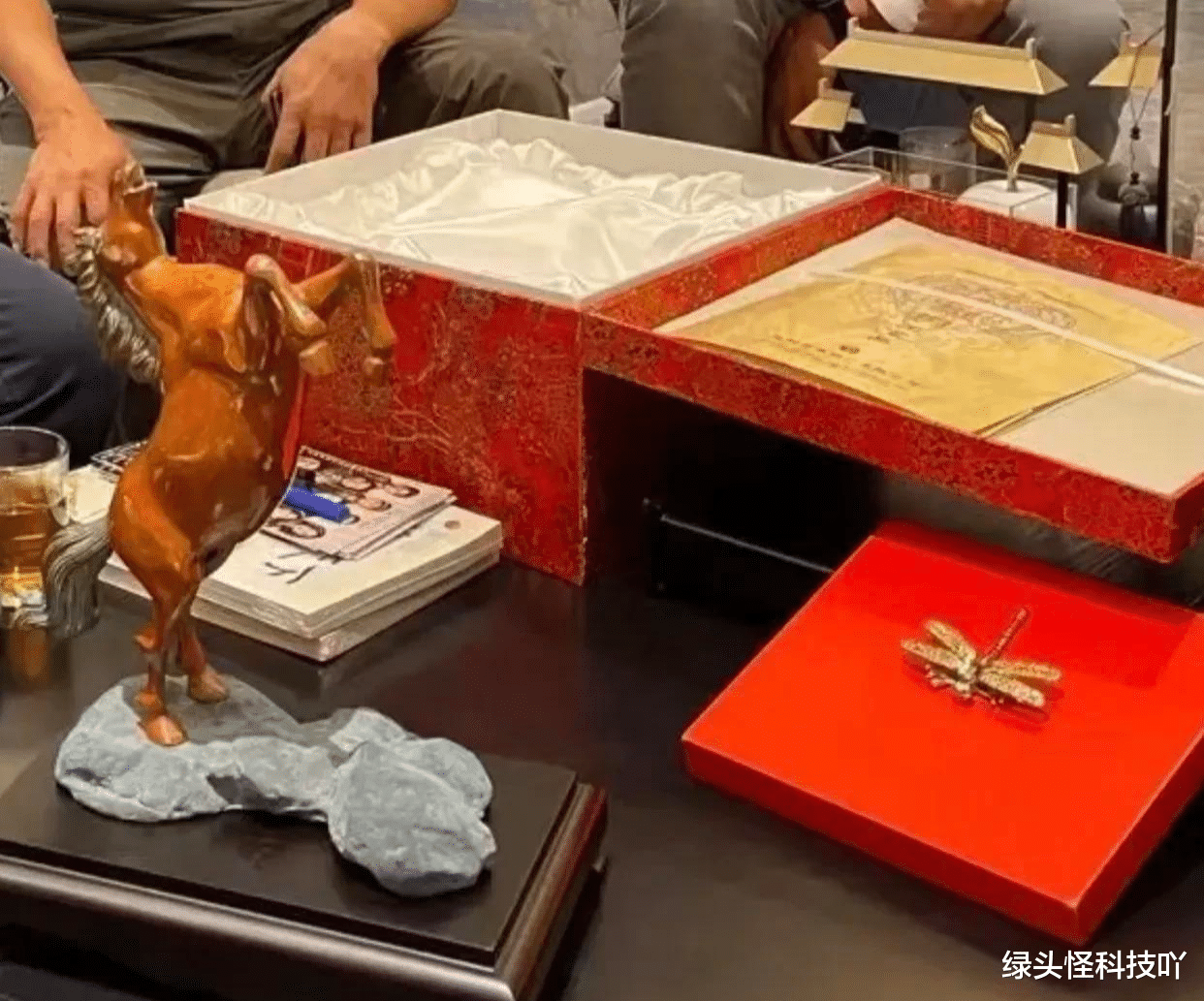 张译|张译近照曝光！参加豪华酒局，弯腰敬酒太卑微，穿千元短袖引争议