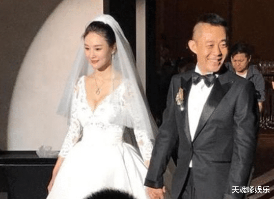 演员侯勇疑开车违法，携小20岁三婚妻聚会，女方素颜肤白貌美