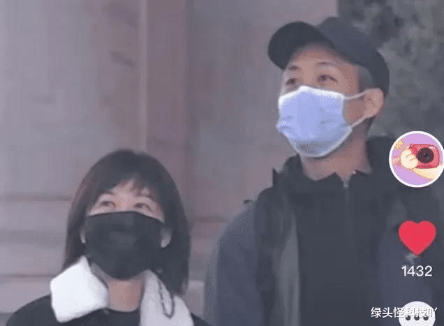 张译|张译近照曝光！参加豪华酒局，弯腰敬酒太卑微，穿千元短袖引争议