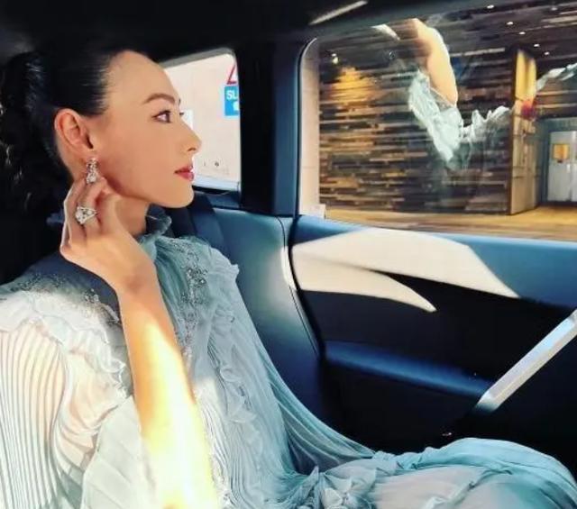 欧美明星|梁洛施坐豪车晒婚戒,看起来胖了!怀疑与李泽楷恋情有新进展