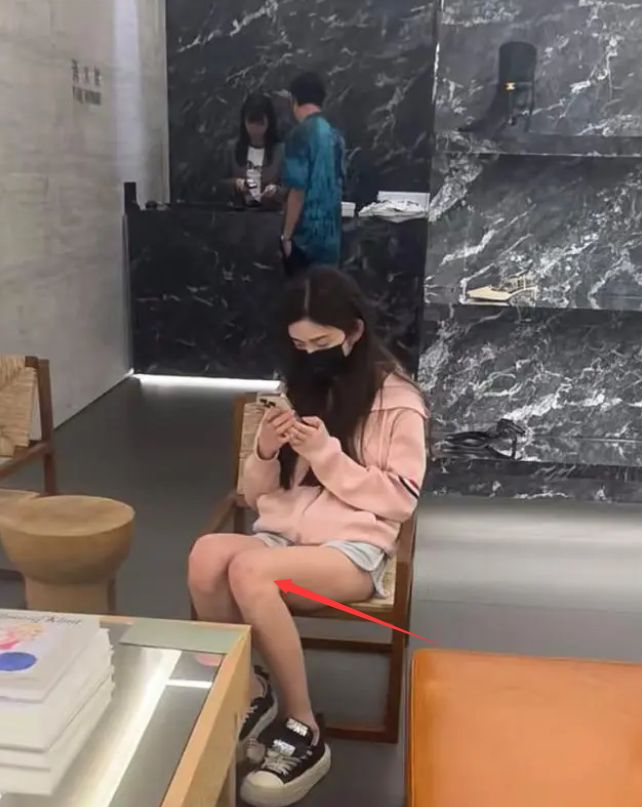 王思聪|王思聪带新女友逛街，新女友颜值出众身材高挑，酷似网红小章