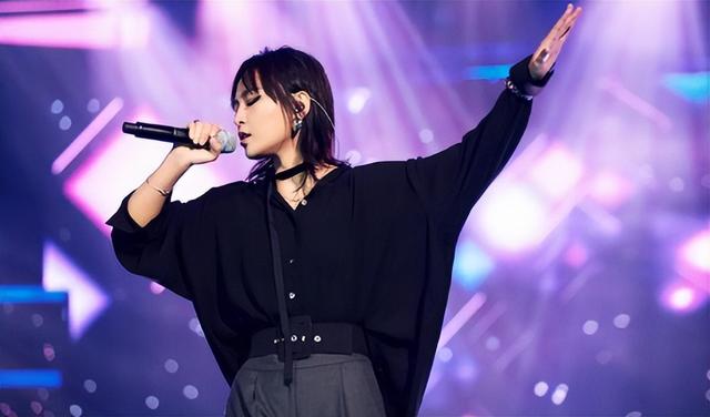 香港这一夜，李宇春的“遮羞布”被周笔畅一把扯下