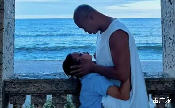 陶红去世后,乐嘉携10岁女儿旅游,父女俩同床睡,贴身搂抱、亲吻