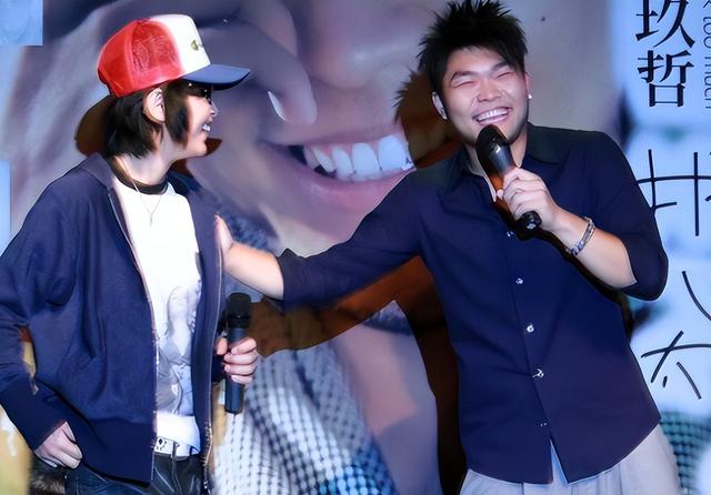 香港这一夜，李宇春的“遮羞布”被周笔畅一把扯下