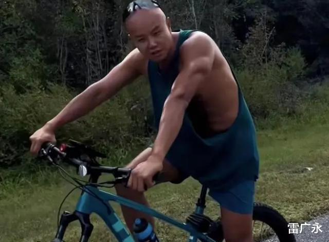 陶红去世后,乐嘉携10岁女儿旅游,父女俩同床睡,贴身搂抱、亲吻