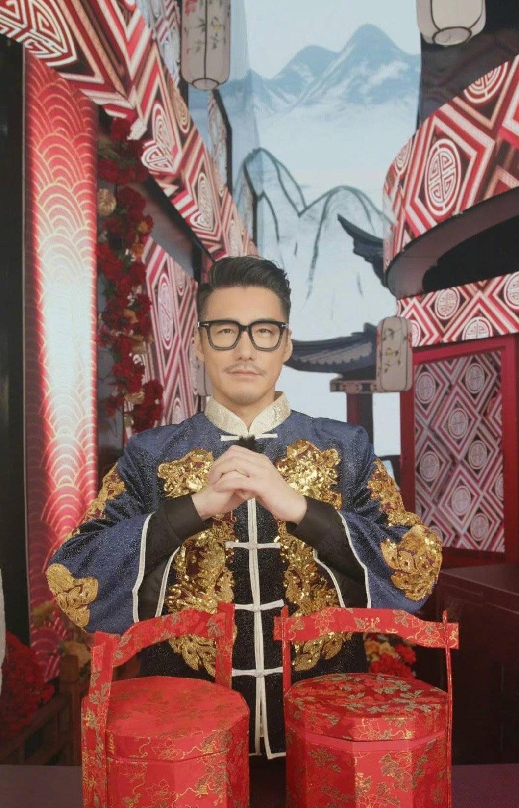 |演员胡兵官宣恋情！信息量太大惹争议，陪伴30年的爱人疑似是男性