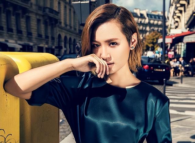 香港这一夜，李宇春的“遮羞布”被周笔畅一把扯下