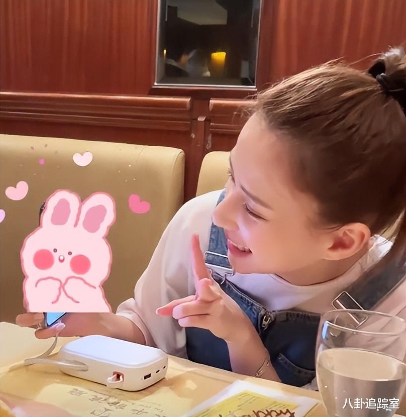 何超莲|何超莲成窦太后迎32岁生日,穿宽松背带裤疑怀孕,扬言生支足球队