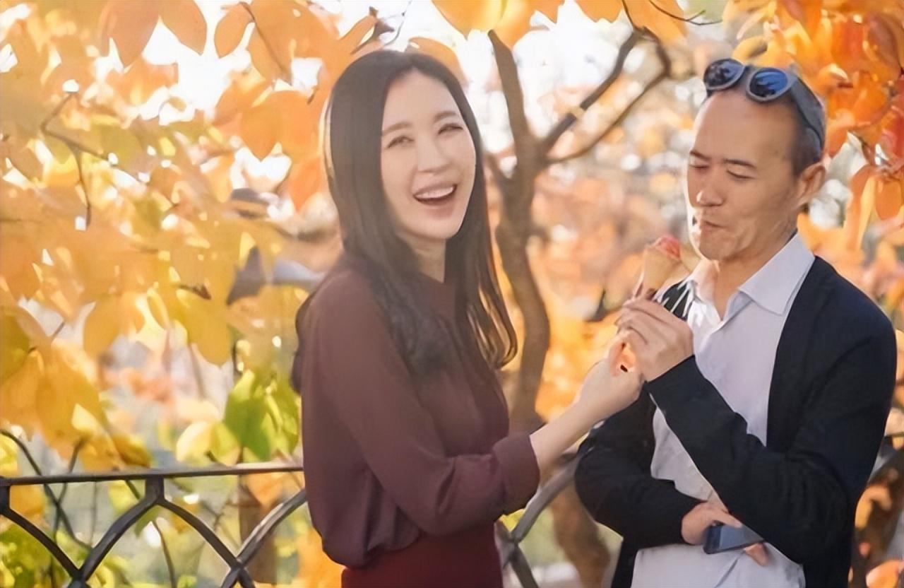 田朴珺|王石一家三口游日本,田朴珺吃雪糕偎依老公怀里撒娇,爱女未出镜