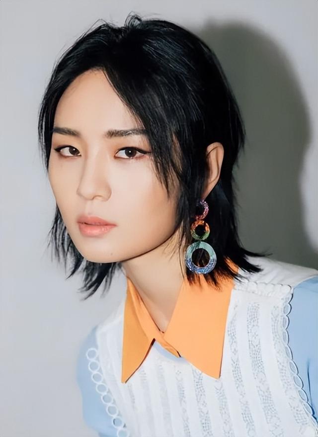 香港这一夜，李宇春的“遮羞布”被周笔畅一把扯下