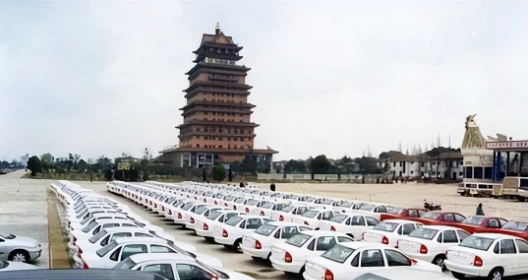 从全村人均奔驰到负债打工,华西村的经历拍成电影都没人敢信。