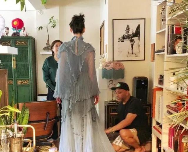 欧美明星|梁洛施坐豪车晒婚戒,看起来胖了!怀疑与李泽楷恋情有新进展