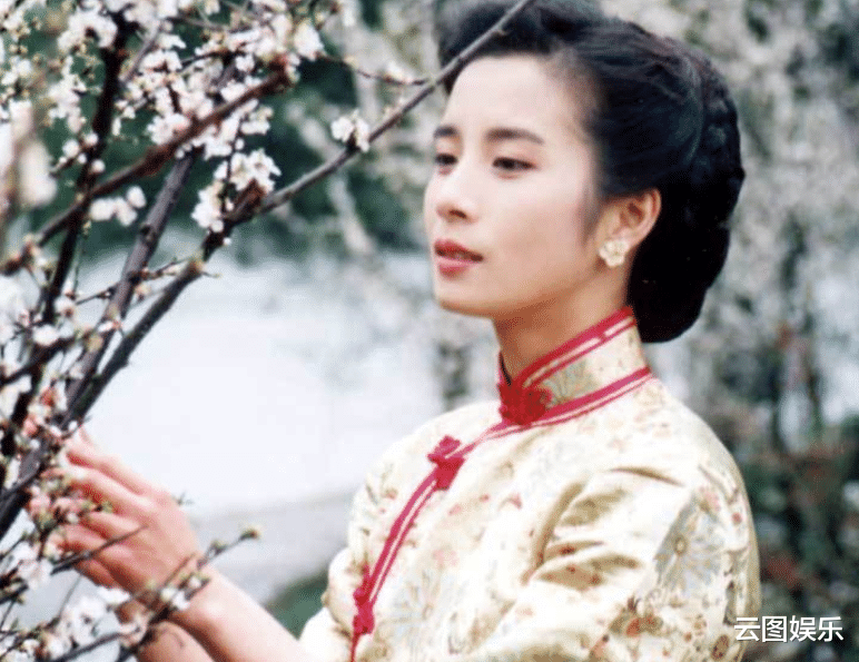 54岁岳翎隐居加拿大行踪神秘，俩搭档均称找不到她！已低调结婚