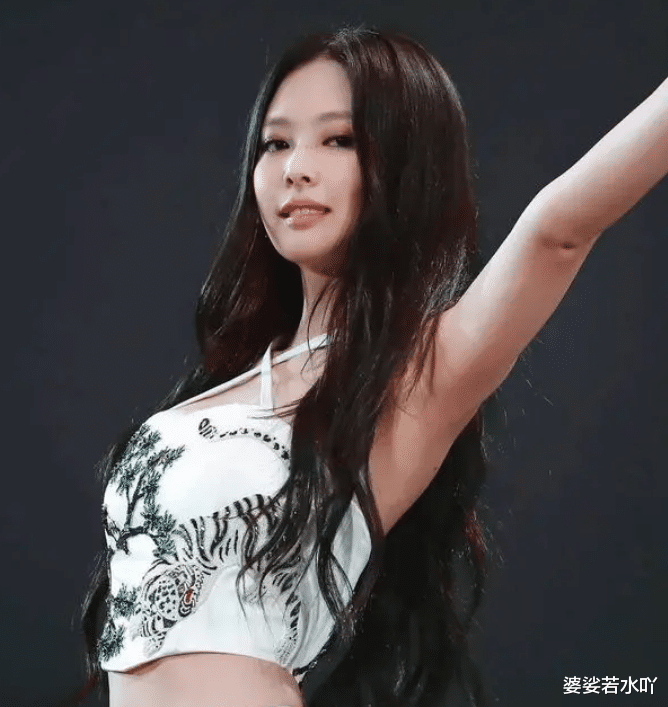 jennie|Jennie闯好莱坞擦边后，演唱会中途退场，知情人称她一天都在呕吐