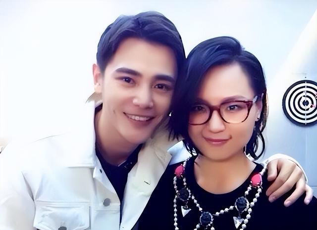 香港这一夜，李宇春的“遮羞布”被周笔畅一把扯下