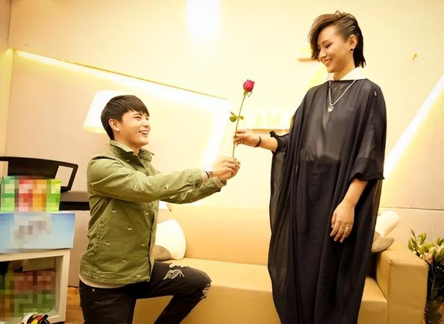 香港这一夜，李宇春的“遮羞布”被周笔畅一把扯下